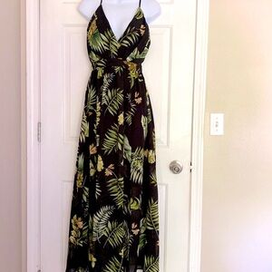 Maxi Dress size Small
Tropical Floral Print.